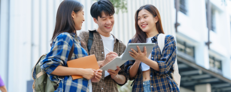학교앞에서 대화하는 대학생